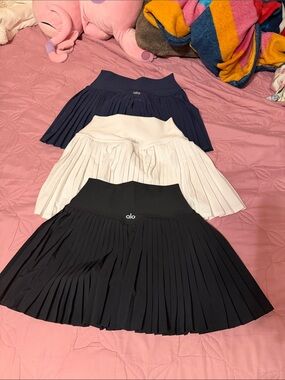 Alo Women’s Pleated Tennis Skirt - Black, White, Navy bundle xs